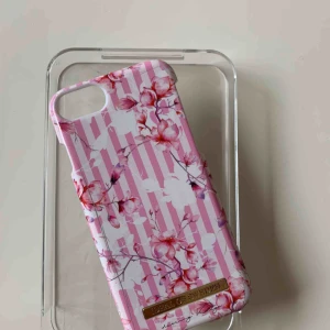  - Ideal of sweden skal från kollektion som ej säljs mer.  Ett par repor/skavor på sidan(se bild) inget som syns direkt mycket när man har på det:)) 