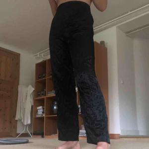  - Svarta kodtymbyxor. Säljer för att de är för korta, jag är 173cm. Resår i midjan och lite prickigt mönster.