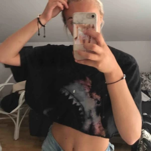  - Svart tröja med hajtryck på