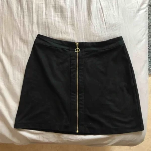  - Jättefin kjol i skinnliknande material 😝 Kan mötas upp i Gävle eller frakta då köparen står för kostnad 🥰