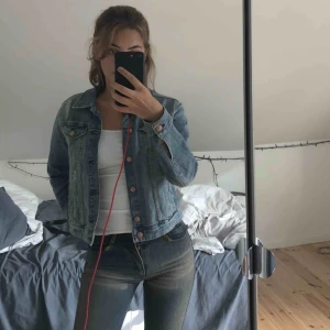 - Snygg ljusblå jeansjacka från hm i storlek 36. Möts upp i Stockholm eller köparen står för frakt❤️❤️