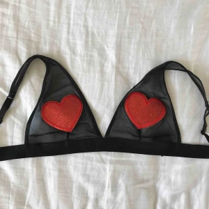  - En väldigt fin bralett ifrån monki. Den användes inte eftersom det var en förliten storlek!☀️