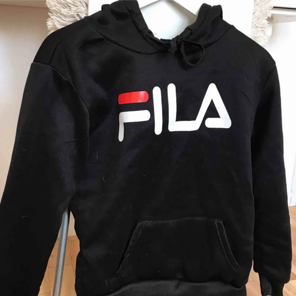 Huvtröja med tryck av Fila i storlek S. Säljer pga tajtare än min smak. I nyskick! ❣️. Hoodies.