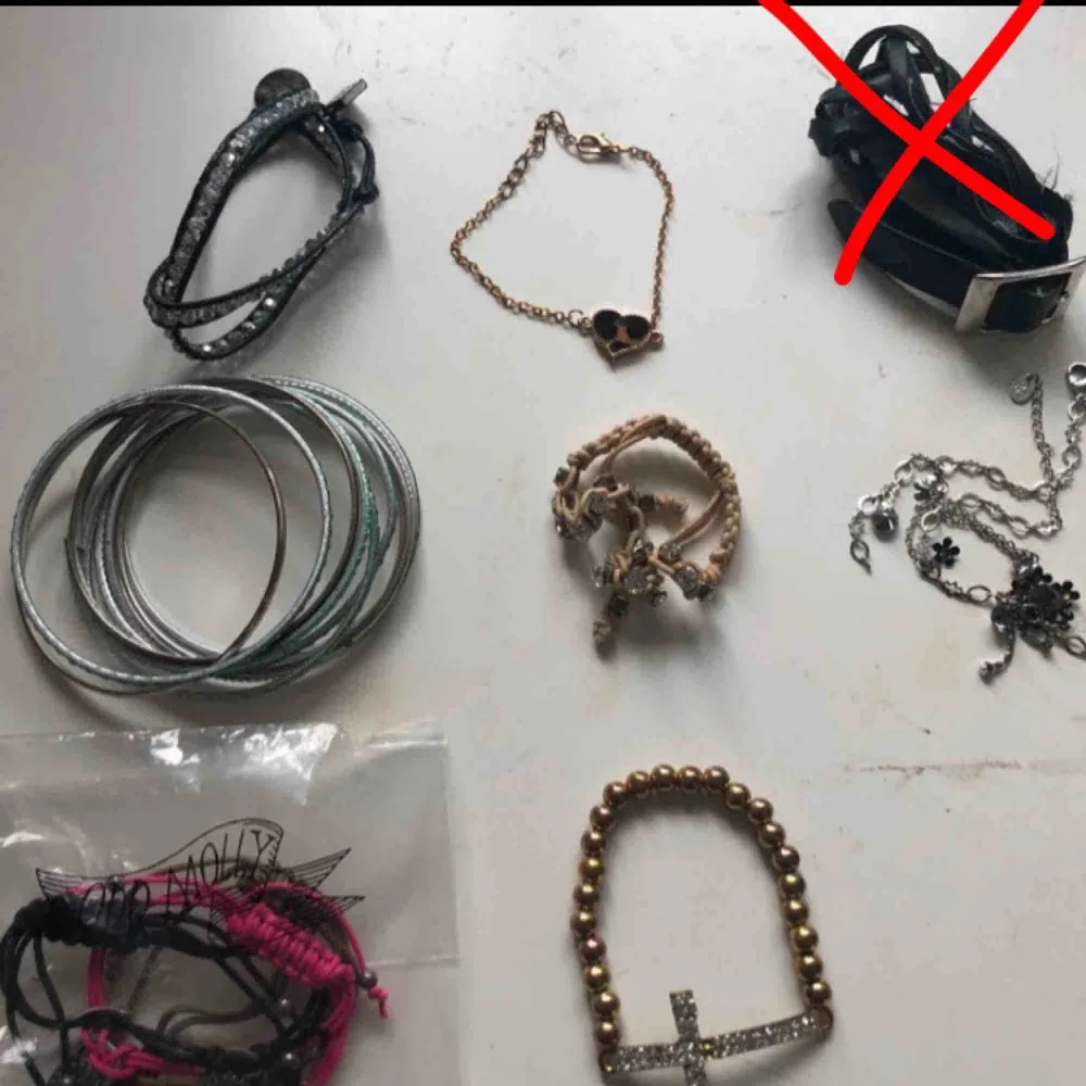 SÄNKT PRIS!! Säljer smycken!! Mellan 10-25kr. Alla armband på bild 1 kostar 10kr. Alla GEMINI smycken på bild 2  kostar 25kr. Alla halsband på bild 3 kostar 20. Fraktar och kan fixa paket pris!. Accessoarer.