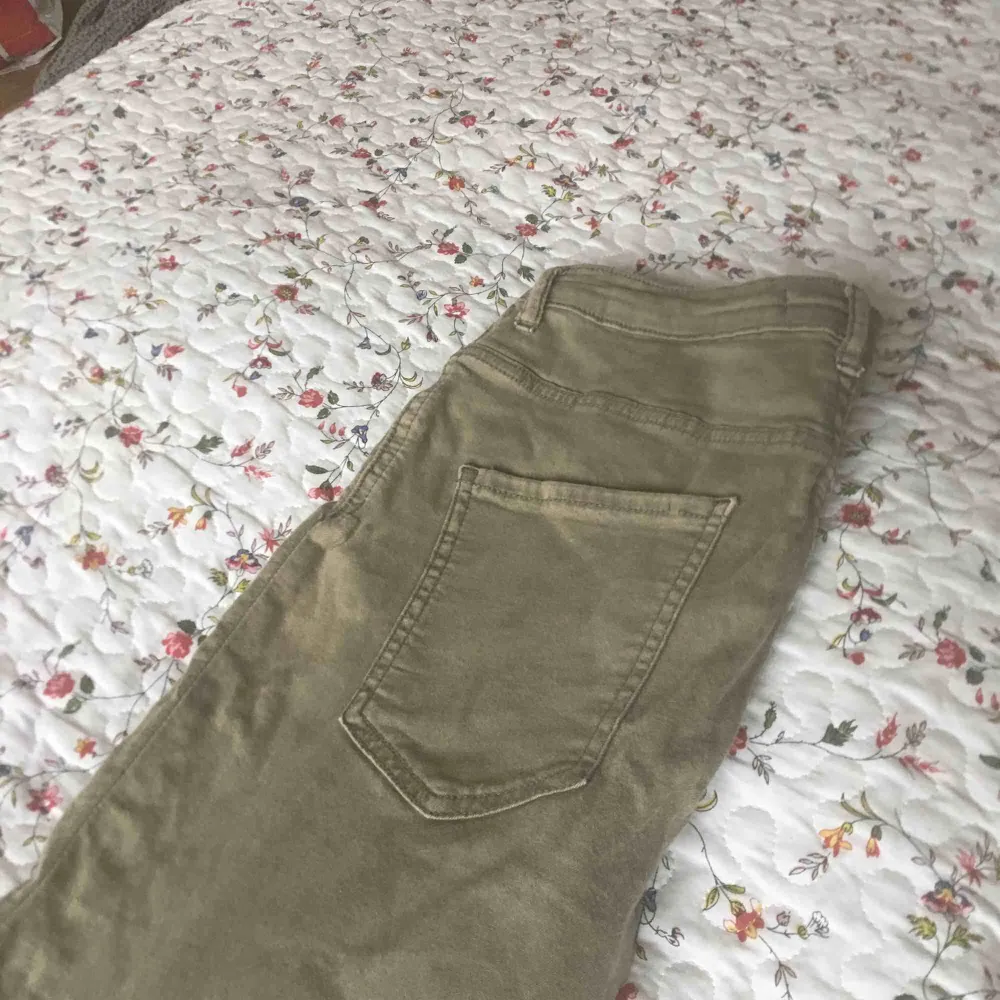 Ett par militär gröna jeans från Gina. Använda några gånger men i helt bra skick. Modell Molly vilket är högmidjade jeans. Frakt tillkommer. Strl. M men passar nog mer S då det är väldigt tighta jeans.. Jeans & Byxor.