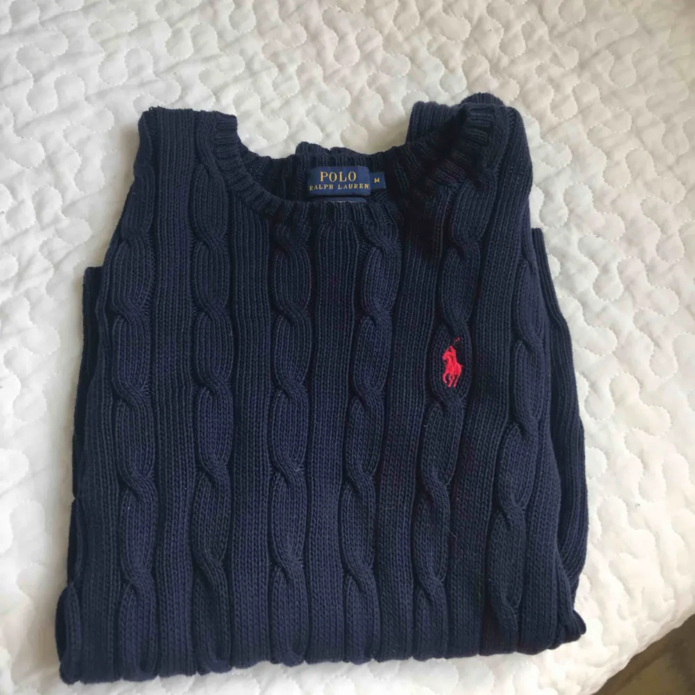 Säljer denna stickade marinblå tröja från Ralph Lauren. Köpt för över 1000 kr och är i väldigt bra skick. Säljer pga att den tyvärr inte kommer till användning 💙. Tröjor & Koftor.