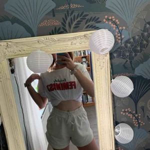  - ”Everyone should be a feminist” T-shirt från Stradivarius! Passar mig som vanligtvis har XS/S. Frakt inräknat i priset, tar endast Swish :)