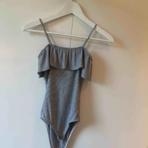  - En söt och randig off the shoulder top. Mycket bra skick endast lappen där det står märke och storlek som är borttvättad.