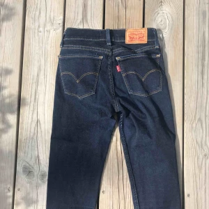  - Byxor ifrån Levis i modellen  710 Superskinny. Dessa är Nästintill oanvända, mycket fint skick , säljer pga för små !💋 