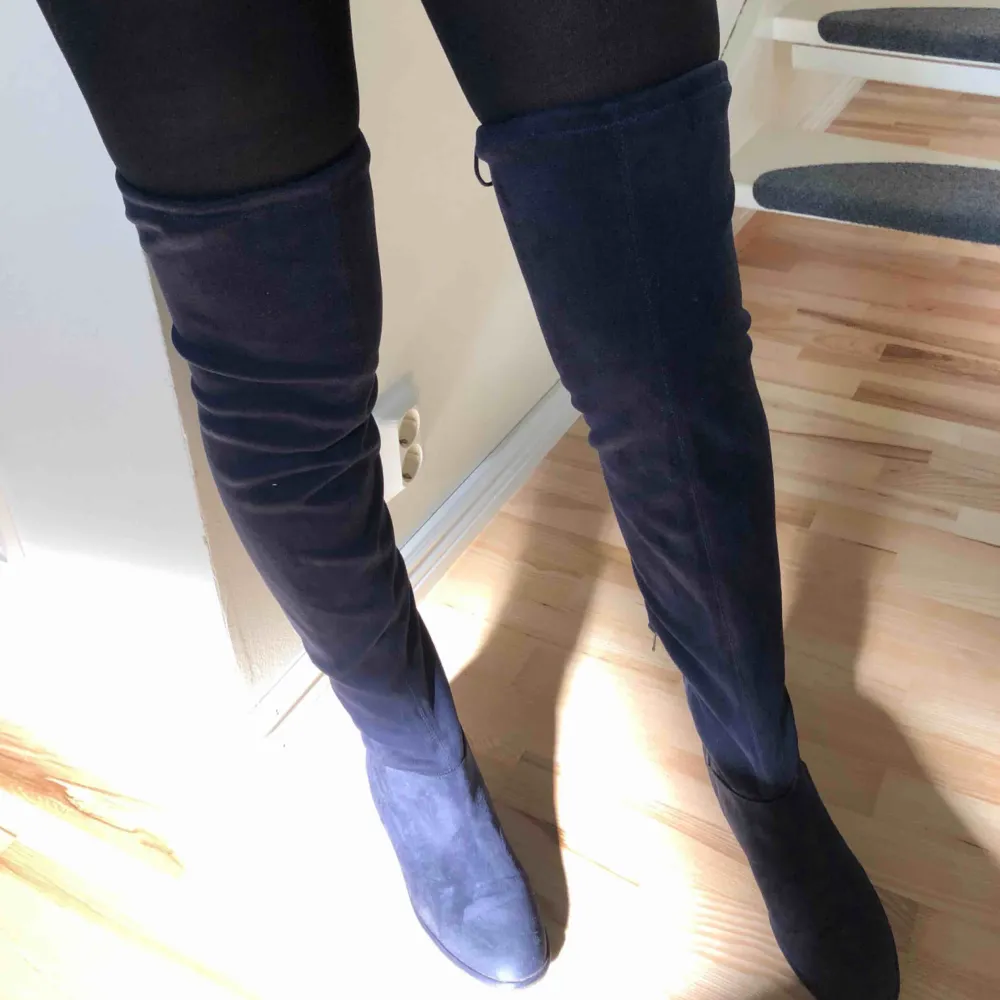Thigh high boots i mörkblå färg. Skor.