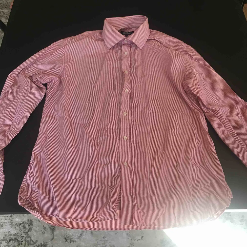 Randig skjorta från Oscar Jacobson i storlek 43 (XL). Skjortor.