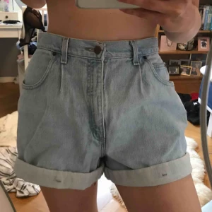  - väldigt snygga och högmidjade jeansshorts från märket faded glory. använda en del, men är inte slitna alls. säljer de eftersom de blivit för stora för mig, som referens är jag 29/30 i midjan. frakt inkluderat i priset❕🌼