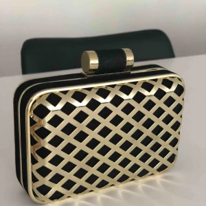  - Snygg clutch i svart och guld. Väskan har använts ett fåtal gånger och är i nyskick. Hämtas i Malmö eller skickas om köparen står för frakt. 