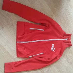  - Klarröd jacka från Puma med vit dragkjedja 