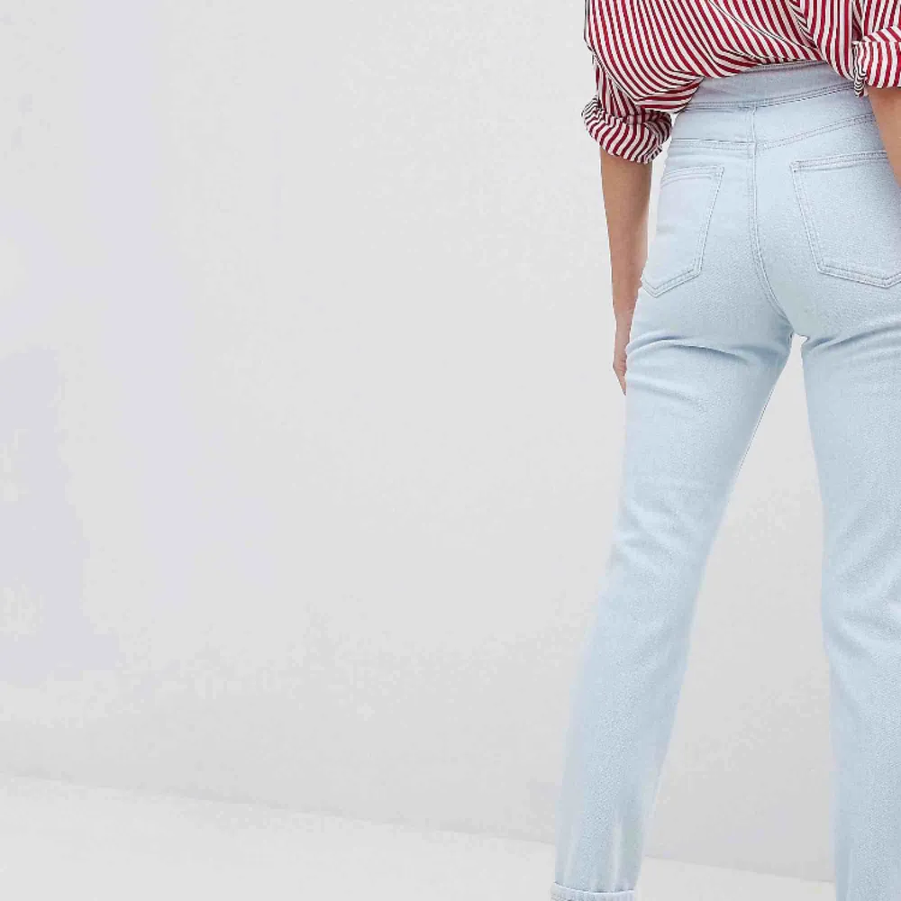 Sten tvättade savannah-stil jeans i mom-modell från asos. Dom har hög midja, smal passform och är super-stretch! Så dom sitter bra! Älskar knäppningen på dom. Aldrig använda så de är i bra skick. Orginalpris: 166kr.. Jeans & Byxor.