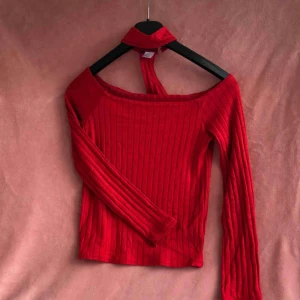  - Off shoulder choker topp som tyvärr va otroligt liten i chokern så fick improvisera lol (därav priset, annars är den som ny) ❤️