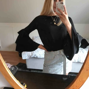 - Sjukt snygg blus/topp från Gina Tricot i stretchigt material. Den har vida ärmar med volanger 💫💫 mycket fint skick, ser inte använd ut.