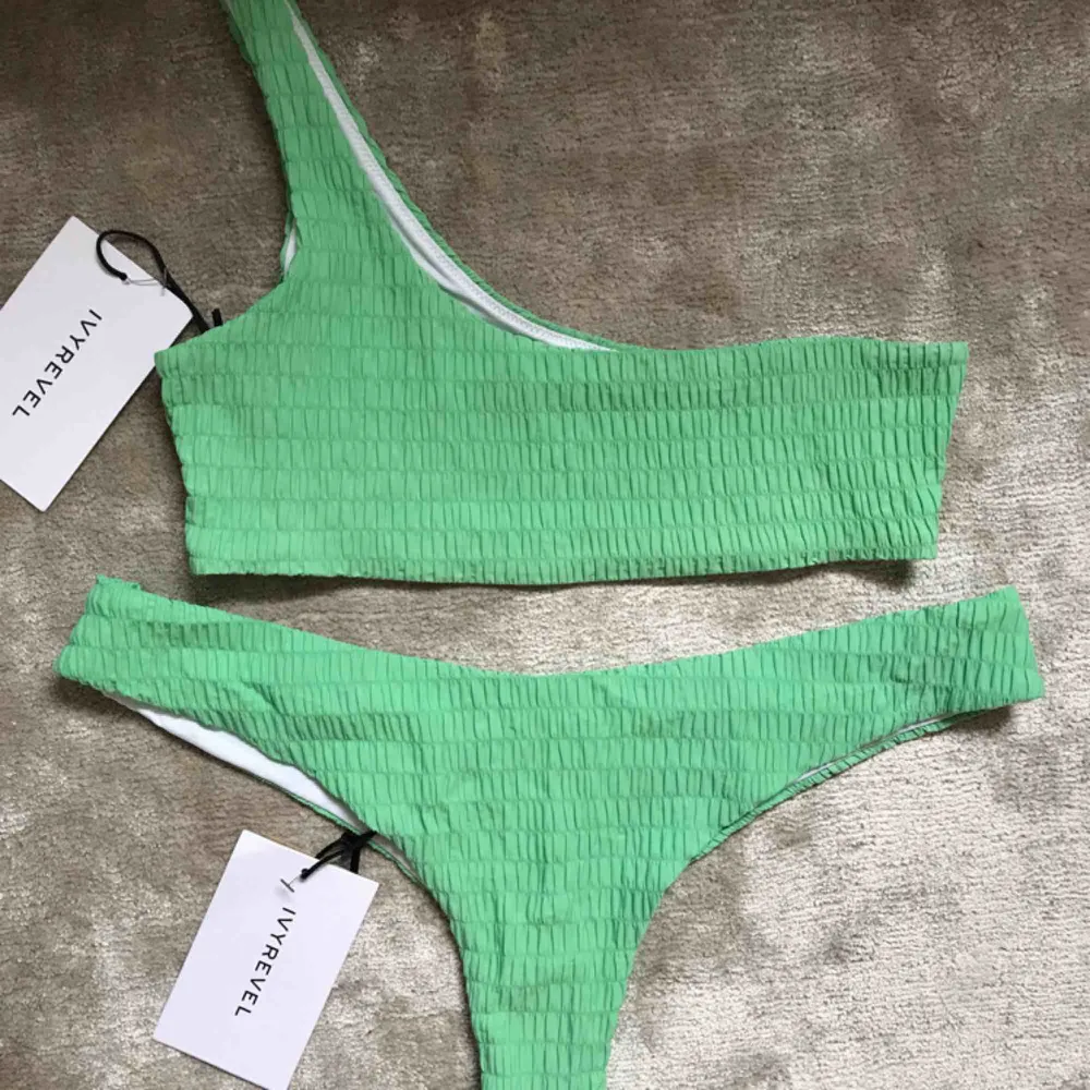Säljer en oanvänd bikini från IVY REVEL i en jättefin grön färg! Ordinariepris för båda delarna totalt är 500kr. Överdelen är en S/36 och underdelen är en M/40. Är själv en strlk S i underdel men den passar ändå jättebra!. Övrigt.