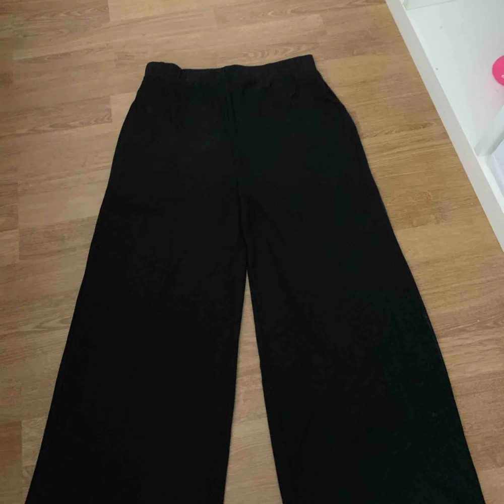 Svarta utsvängda byxor i glansigt tyg, används inte längre pga för korta för mig🧡. Jeans & Byxor.
