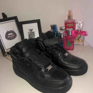 Af1 kan rita på de efter önskemål gratis - Säljer mina otroligt fina Nike air force, aldrig kommit till användning då de är för små för mig som är en 40. Helt nytt skick och dessa nya skulle annars kosta 1000-1500kr beror på vart man köper, frakt ingår och snören finns i skorna. D är damm som syns