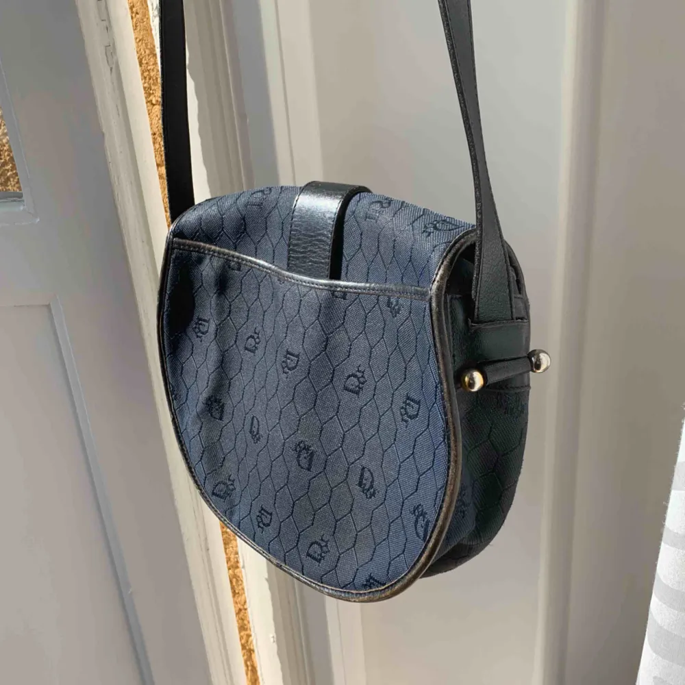 vintage dior axelremsväska i modell Honeycomb Canvas Circular Messenger Bag. Med klassiskt Dior mönster i mörkblå.. Väskor.