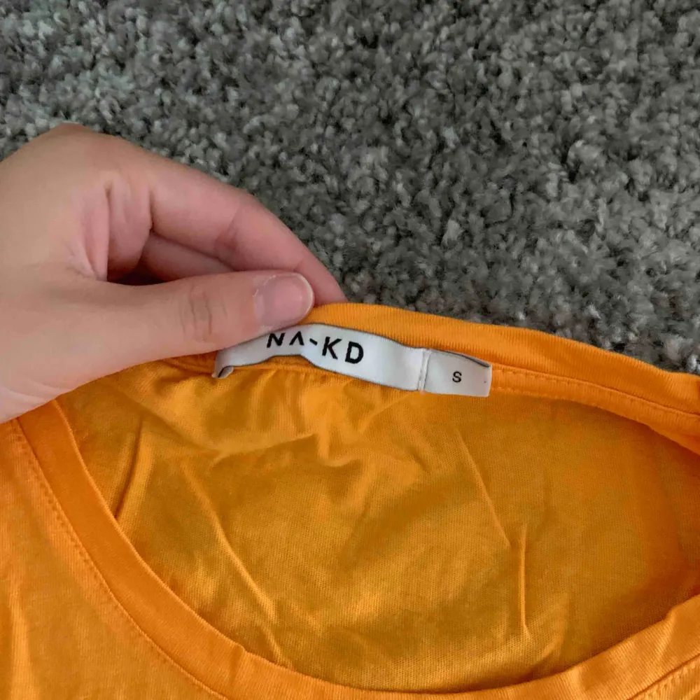 Snygg orange tröja från NA-KD, med typ ”volanger” på armkanterna. Knappt använd, endast ett fåtal gånger. Säljer för att jag inte använder den längre🥰  Storlek S! Frakt står köparen för😊. Toppar.