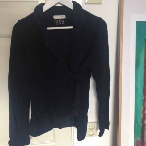  - Marinblå kofta från Odd Molly i storlek 2\M