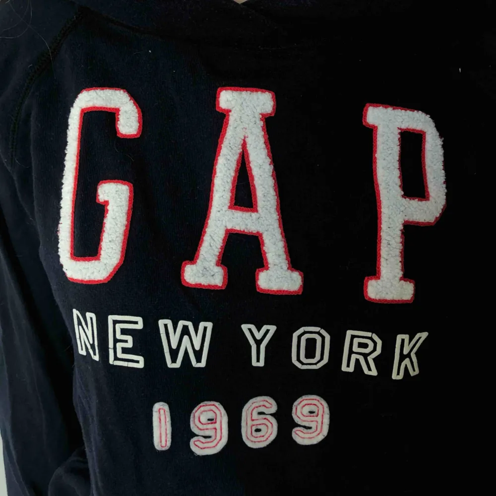 Säljer en 2 år gammal GAP-hoodie som ej är använd så ofta. Köpte i London för 100 pund, vilket motsvarar ca. 1300kr då. . Hoodies.