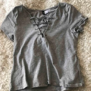  - Tröja med snörning vid brösten. Kan mötas upp i Uppsala