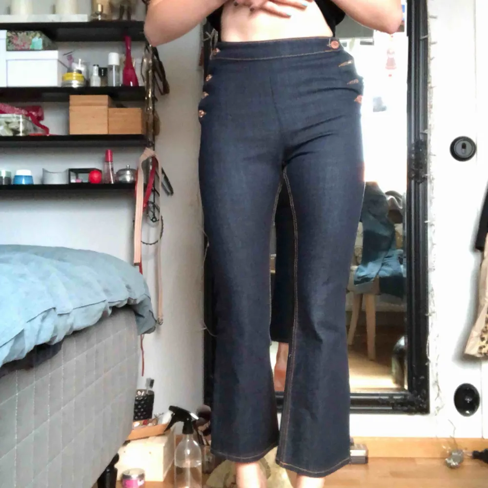 Superfina utsvängda jeans från monki, superbra skick & är helt oanvända💕. (Äkta knappar). ( alldeles försmå för mig så på någon med rätt storlek går de ända ner till fötterna). GRATIS FRAKT! 🦋. Jeans & Byxor.