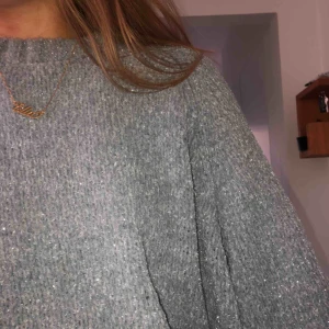  - Grå glittrig stickad tröja! Jag har S så jag har den som en oversize-modell 😍 