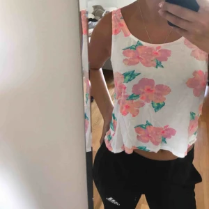  - linne från gina tricot med fint blommönster. neongul dragkedja baktill. köparen står för frakt, fler bilder kan fixas om det önskas