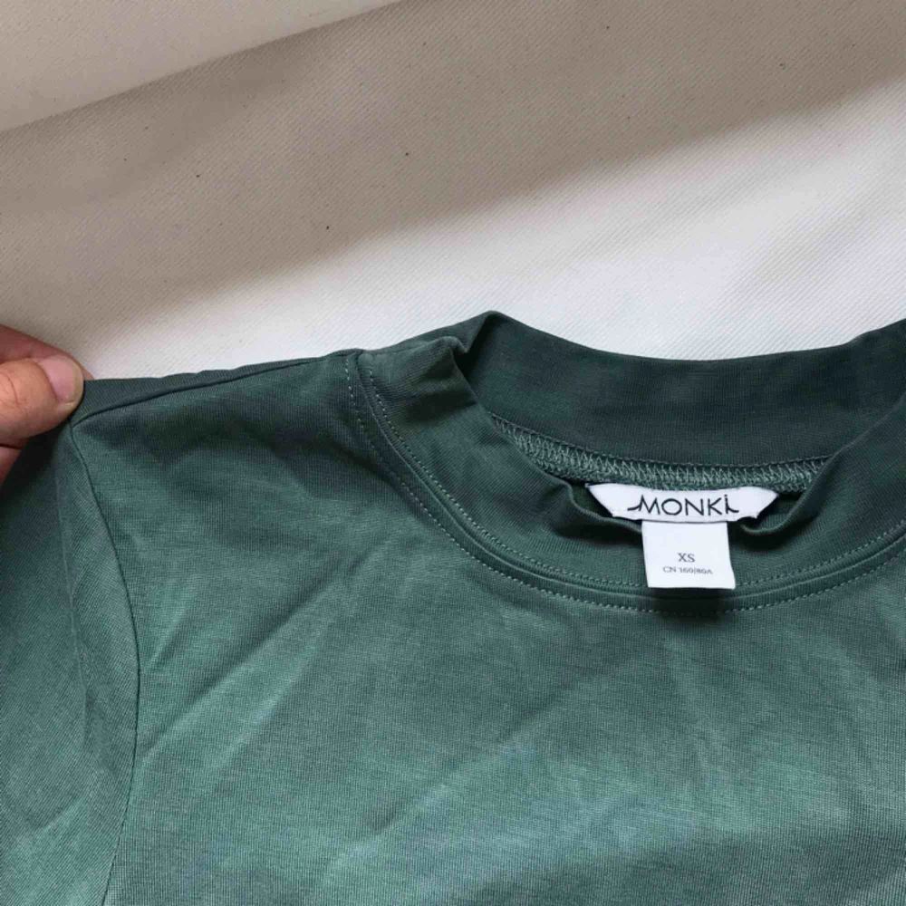 Långärmad basic tröja i en superfin grön färg från Monki! Aldrig använd endast provad. Frakt 15kr   Gbg/Borås. Skjortor.