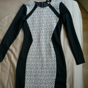  - Bara använd 1 gång. Snyggt åtsittande klänning.