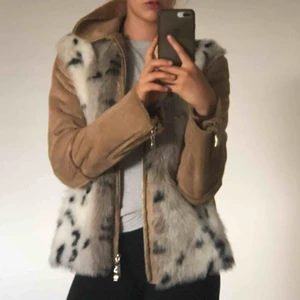  - Gratis frakt Grym Italiensk vintage jacka i spektakulärt skick. Köpt 650 i en high end vintage butik i Köpenhamn Perfekt till höst. S/M. varmt brun/beige”suede tyg”, samt faux fur på framsidan. ”Fejk” dragkedjor på vardera ärm - silver 