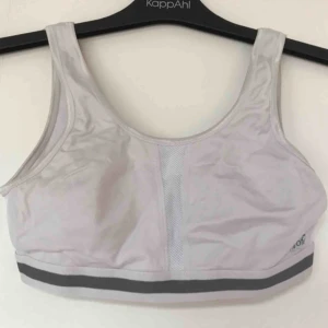  - Sparsamt använd sporttopp som blivit bortglömd i garderoben. Mycket bekväm. Passar mig me 75B. 70kr inkl frakt 