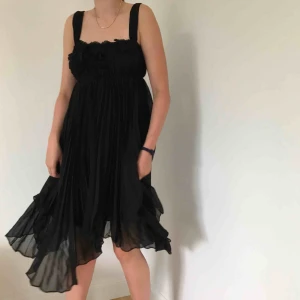  - En festligare klänning från Zara i nyskick. Pris kan diskuteras. 