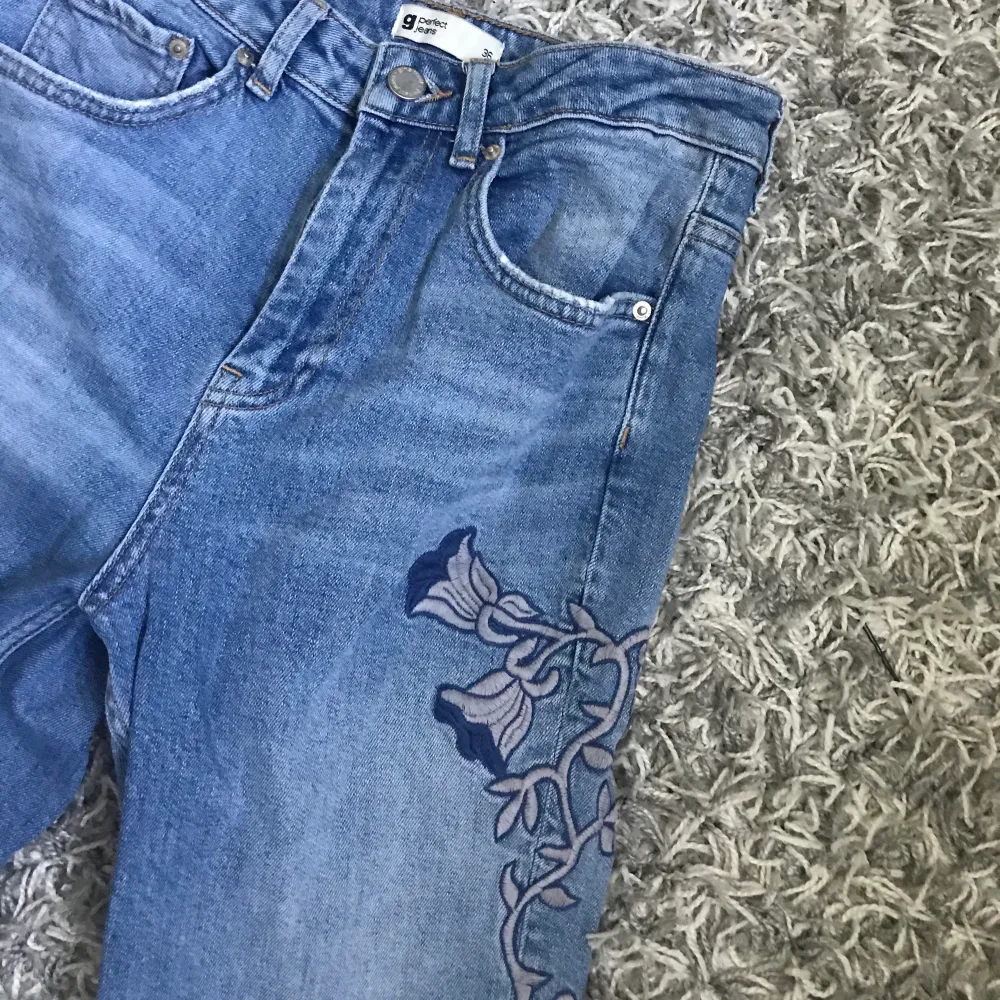 Stretch jeans med en broderad Blomma på sidan av benet.  Frakten betalar du ut över priset. Hör av dig om du är intresserad så löser vi Priset sen! Ha en bra dag! . Jeans & Byxor.