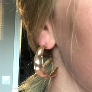 Guldörhängen från Ur och Penn :)) - Inte riktig guld, gummiplupp, sällan andvänt dom och rengjorda. 