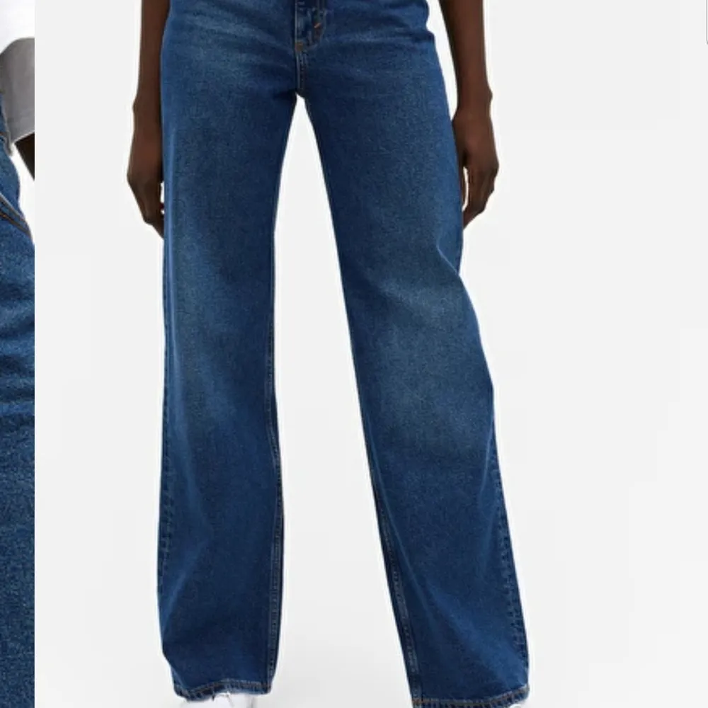 Ett par lite vidare blåa jeans från monki i modell yoko. Väldigt snygga byxor som sitter perfekt. Sparsamt använda så det är som nya. Säljer pga atr jag inte använder och är lite för små. Skriv privat för mer bilder!😊frakt tillkommer. Jeans & Byxor.