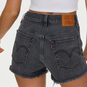 levi's shorts - säljer mina levi's jeansshorts! använda men ändå i fint skick, dock har lappen trillat av därbak. säljer pågrund av att de börjar bli försmå. frakten är inräknad 🦋