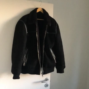 ZARA Mocka-jacka i fake-skin - Fräsh, varm, hel och ren. Säljer pga att jag ärvt den.