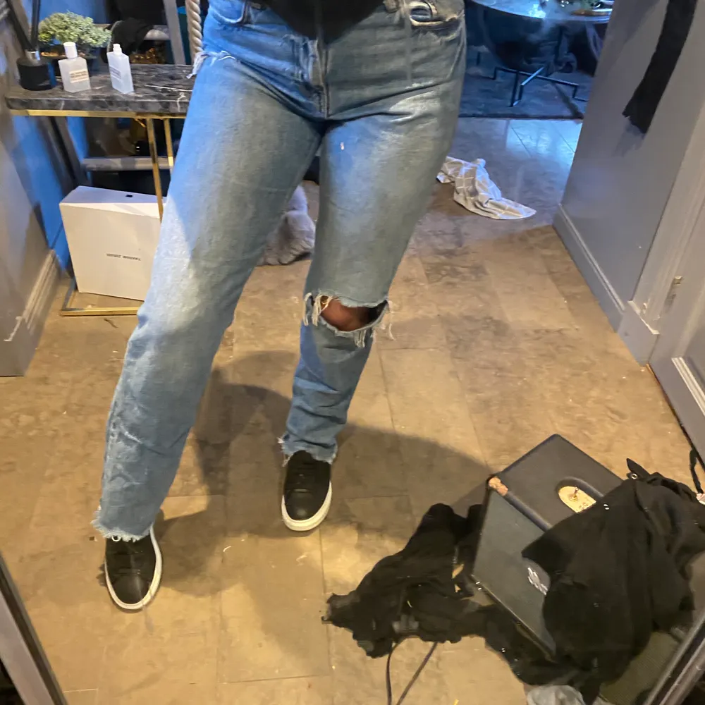 Är så ledsen att behöva sälja dessa sjukt snygga jeans från zara, men tycker dem blivit för stora i midjan och sitter för löst🥺 dem är i super bra skick och är i storlek 42.  jag är 169 lång och dem är långa 😍😍 #jeans # trend. Jeans & Byxor.