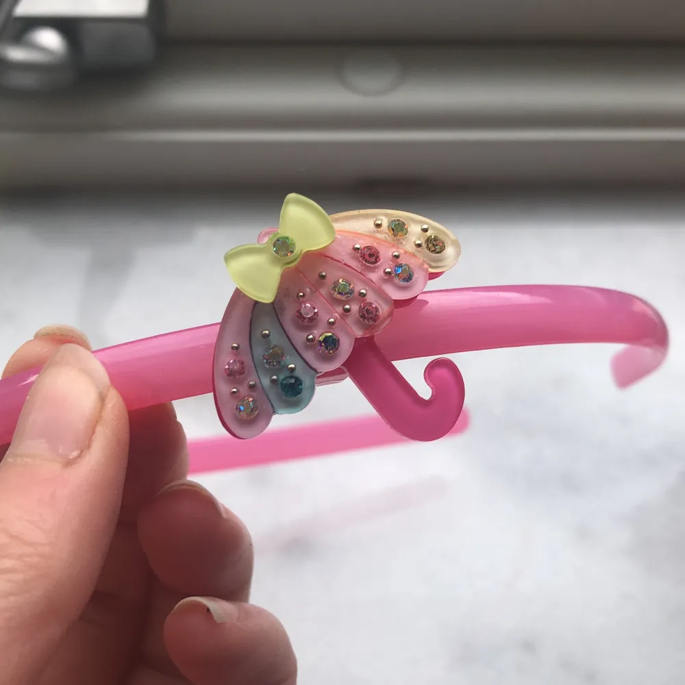 Supergulliga hårband i plast som är i nyskick! Den finns inte längre och sälja för 55kr inkluderad frakt! Vid mera intresse kommer det budas🌸. Accessoarer.