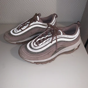 Nike air max 97!!! - Säljer mina fina air max 97 pga ingen användning :( de är i strl 39 (25cm) köpta i webbsidan Offspring från London  för 165 pund alltså runt 1700kr. Buda gärna i komentarsfältet🥰🥰 frakt på 65kr tillkommer🦦 Utgångspris 350kr. Bud: 450+frakt 