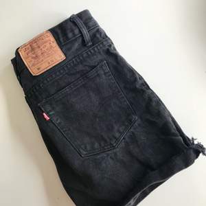 Högmidjade urtvättade svarta Levis 501 shorts jag klippt av själv. Går att vika ner så de går till låren. W32 men små i storlek, passar stor small eller medium