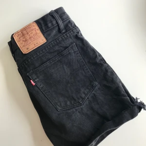 Levis 501 shorts - Högmidjade urtvättade svarta Levis 501 shorts jag klippt av själv. Går att vika ner så de går till låren. W32 men små i storlek, passar stor small eller medium