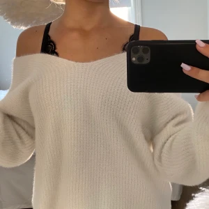 Off shoulder stickad tröja  - En jättemysig off shoulder stickad från H&M. En storlek xs men skulle säga att den även passar S/M så den är over size