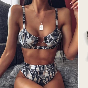 Ormskinnsmönstrad bikini från shein - Oanvänd bikini med ormskinnsmönster. Överdelen passar en S/ M och underdelen en M