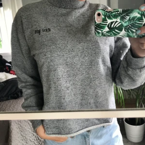 Nakd x Josefin Ekström  - Grå collegetröja från Josefin Ekströms kollektion med nakd, storlek XS. Broderat ”new york” på bruset. Nyskick. Priset är exklusive frakt, 63kr. 
